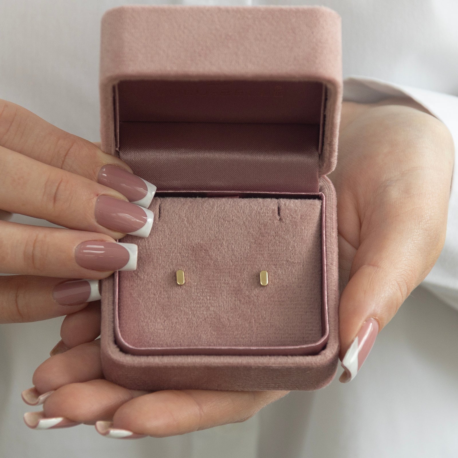 9 ct gold bar studs in velvet presentation box 